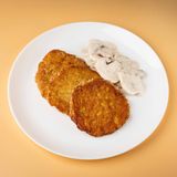 Деруни з вершково грибним соусом з яловичиною  (280г)