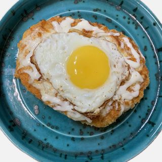 Шніцель курячий зі смаженим яйцем (270г)