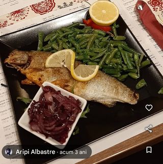Păstrăv la grătar cu fasole verde și ceapă caramelizată