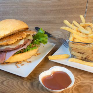 GordiBurguer + Patatas Bravas