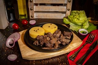 Pastrama de oaie cu mamaliguta