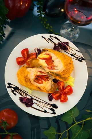 RULOU PIEPT PUI UMPLUT CU MOZZ SI ARDEI COPT