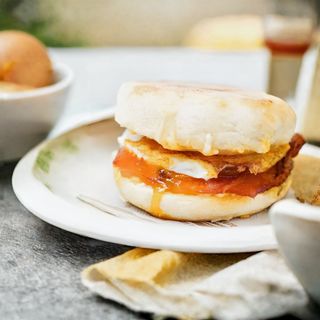 English muffin con huevo, bacon y cheddar