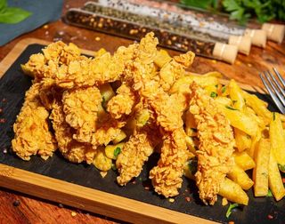 Crispy de pui cu cartofi prajiti si sos .