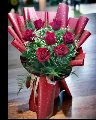 Buket sa 7 crvenih ruža i zelenilom
