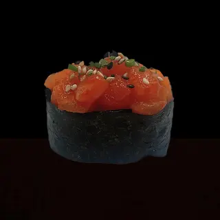 Gunkan de salmón picante