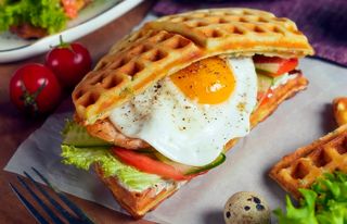 ქათმით, კვერცხით და ყველით