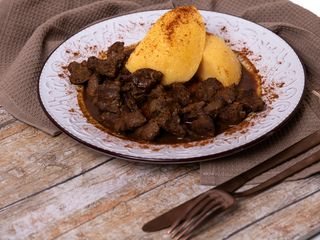 Pastrama de berbecut cu mamaliga