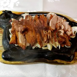 Pato sobre bandeja quemada