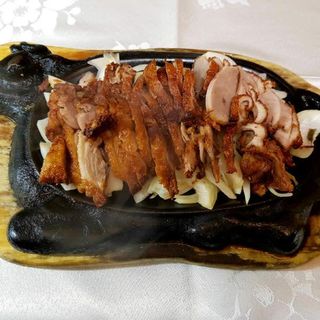 Pato sobre bandeja quemada