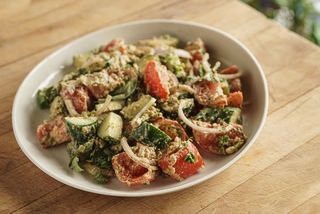 კიტრი-პომიდვრის სალათი ნიგვზით