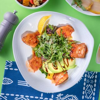 ორაგულის სალათი ავოკადოთი და ბოსტნეულით