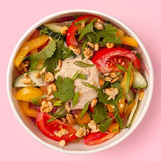 Салат з овочами і горіховим соусом