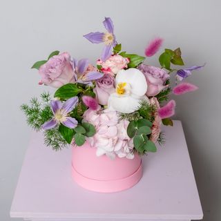 Aranjament cu trandafiri lila