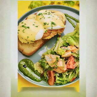 Пашот з куркою кріспі та салатом з кімчхі