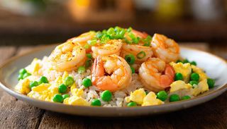 127a. Riso con gamberi, uova e piselli