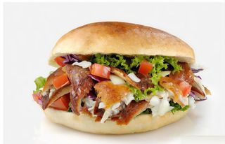 Panino kebab con patatine fritte