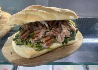 Panino con salsiccia e broccoletti