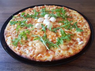Пица Маргарита с моцарела и рукола