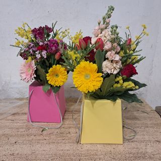 bouquet colorato compreso di  borsetta con riserva d'acqua