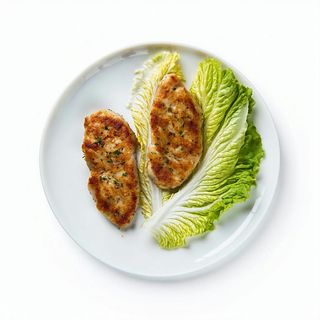 Due cotolette di pollo da 100 g con insalata iceberg