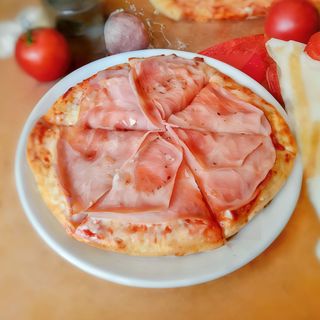 Pizza media masa grande jamón