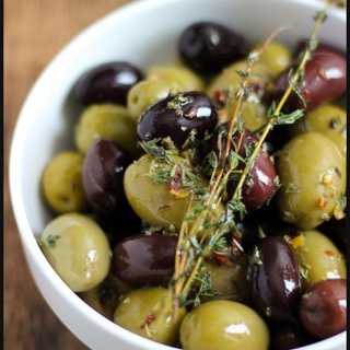 Ration d’olives marinées aux herbes