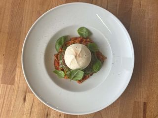 Tagliatelle w pomidorach z burratą