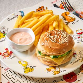 Burger de pui cu cartofi pai