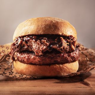 Hamburguesa la loba con patatas y bebida 