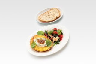 Омлет с криветками , шпинатом и черри 
