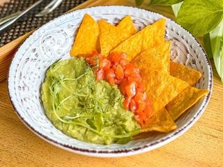 Tatar z łososia z guacamole i chipsami kukurydzianymi (200g)