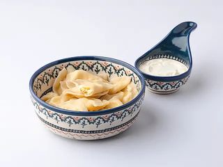 Вареники з солоним сиром зі сметаною