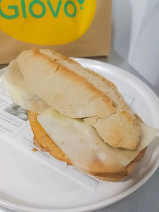 Bocadillo De Xamon Asado Con Queixo