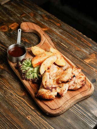 Цыпленок табака с томатной сальсой и картофельными дольками (350г)