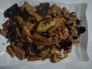 Телешко месо с бамбук и черни гъби (700г)