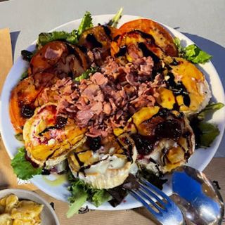 Ensalada De Frutos Rojos Con Crujiente De Bacon Y Queso De Cabra