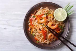 141. Spaghetti di riso con gamberi e verdure