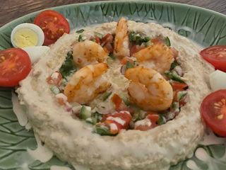 Хумус з тигровою креветкою та овочами