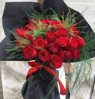 Bouquet con 35 Rose Rosse e Trifone in Carto nero con fiocco rosso