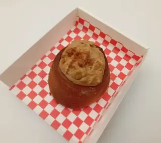 Roll De Canela Con Topping De Lotus