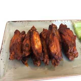 Alas De Pollo Con Patatas Y Bebida