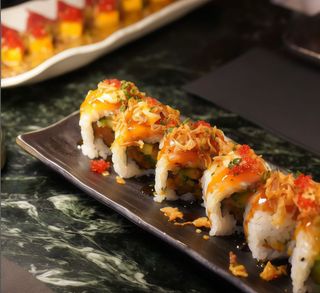 Uramaki De Salmón Y Cebolla Crujiente (8 Uds.)