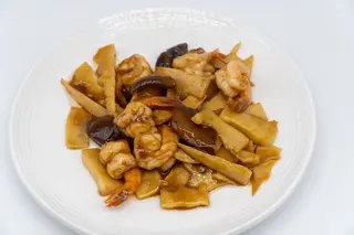 76 Gamberetti con bambù e funghi