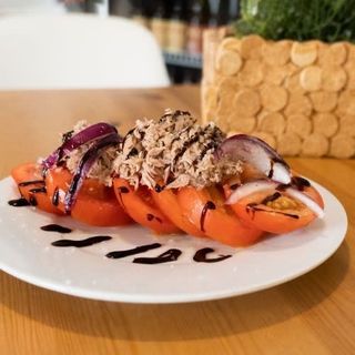 Tomates aliñados con atún y cebolla