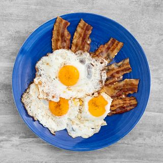 domaća jaja sa pečenom slaninom