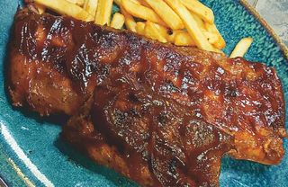 Свински ребра на плоча във вакуумна среда сгарнитура (600г)