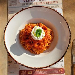 Spaghetti al sugo di pomodoro e basilico con burrata fresca in uscita