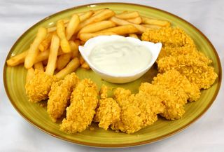 Пилешки филенца с корнфлекс с пържени картофи и чеснов сос