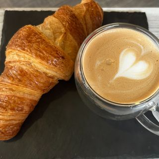 Капучино и кроасан